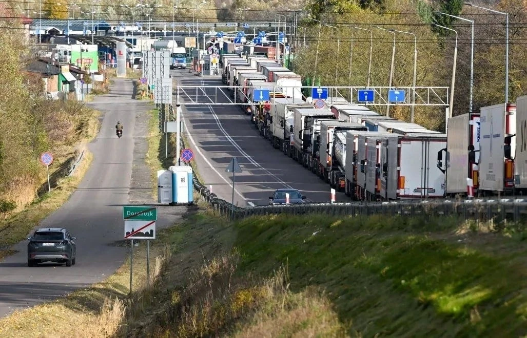 Огромные очереди на границе Польши и Украины: стоять приходится до 40 часов.