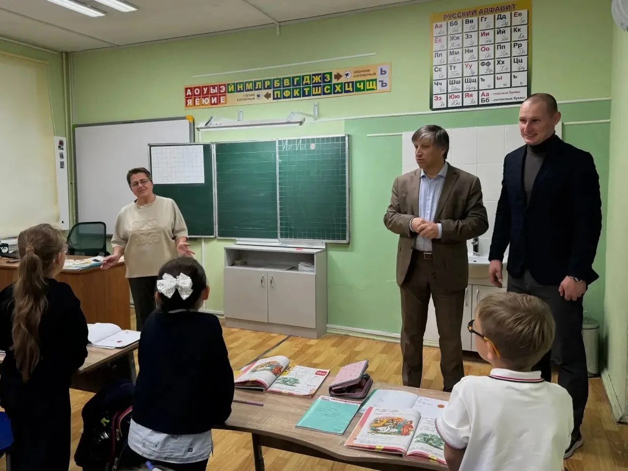 После осенних каникул заехал во второй корпус школы №1, где обучаются ученики начальных...