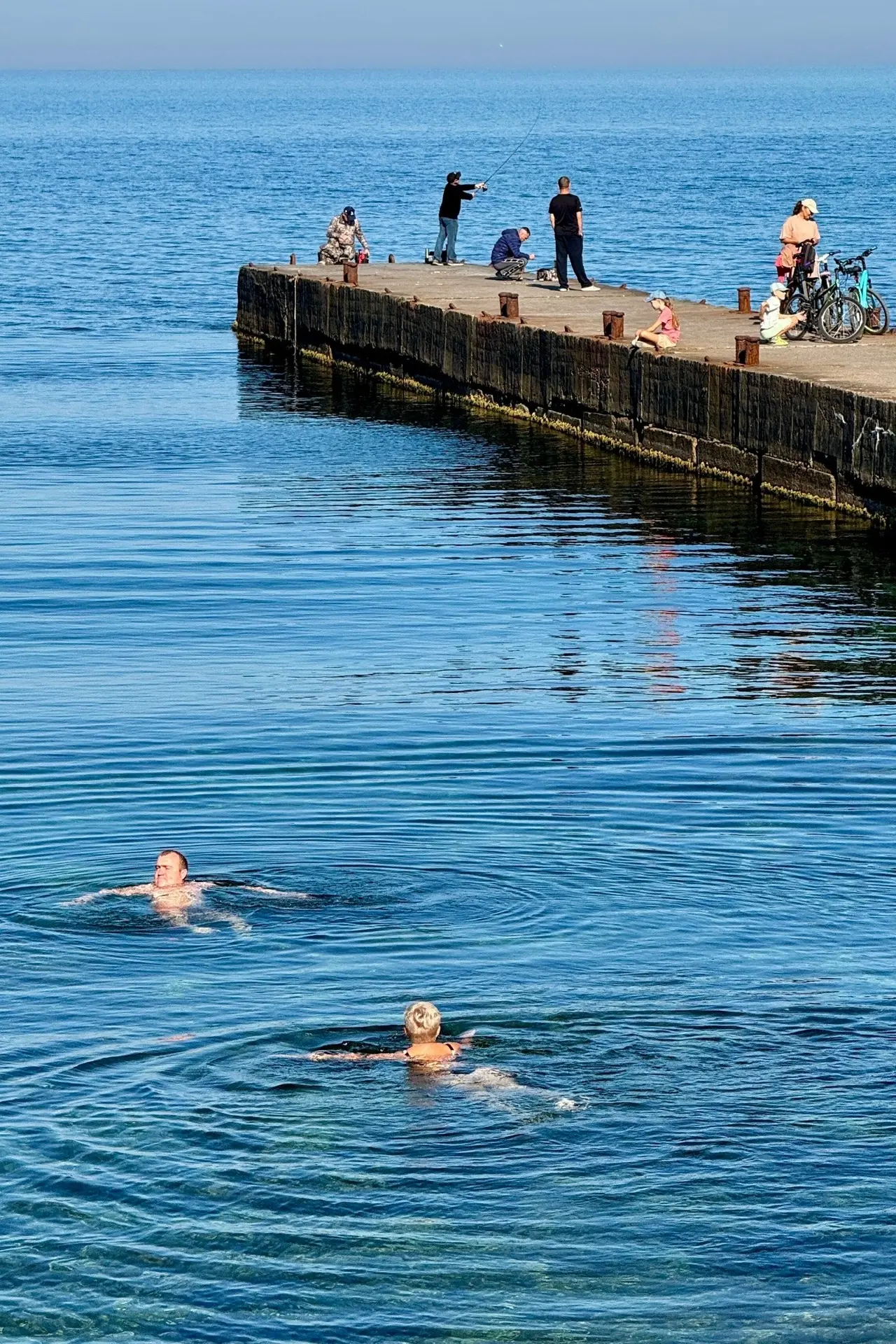 Кто сказал, что сезон закрыт? Сегодня в Севастополе +22°C, а температура воды в Чёрном ...