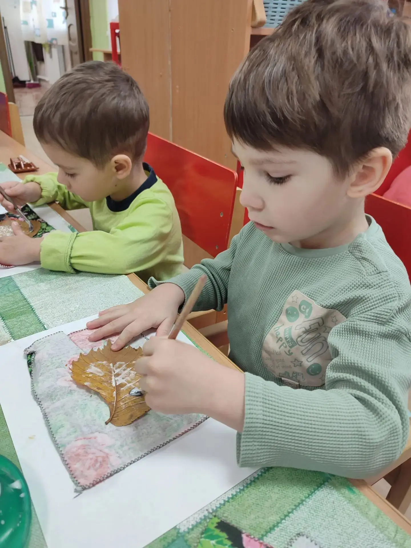 Сегодня ребята из группы "Подснежники"  собрали на прогулке охапку золотых листьев и ре...