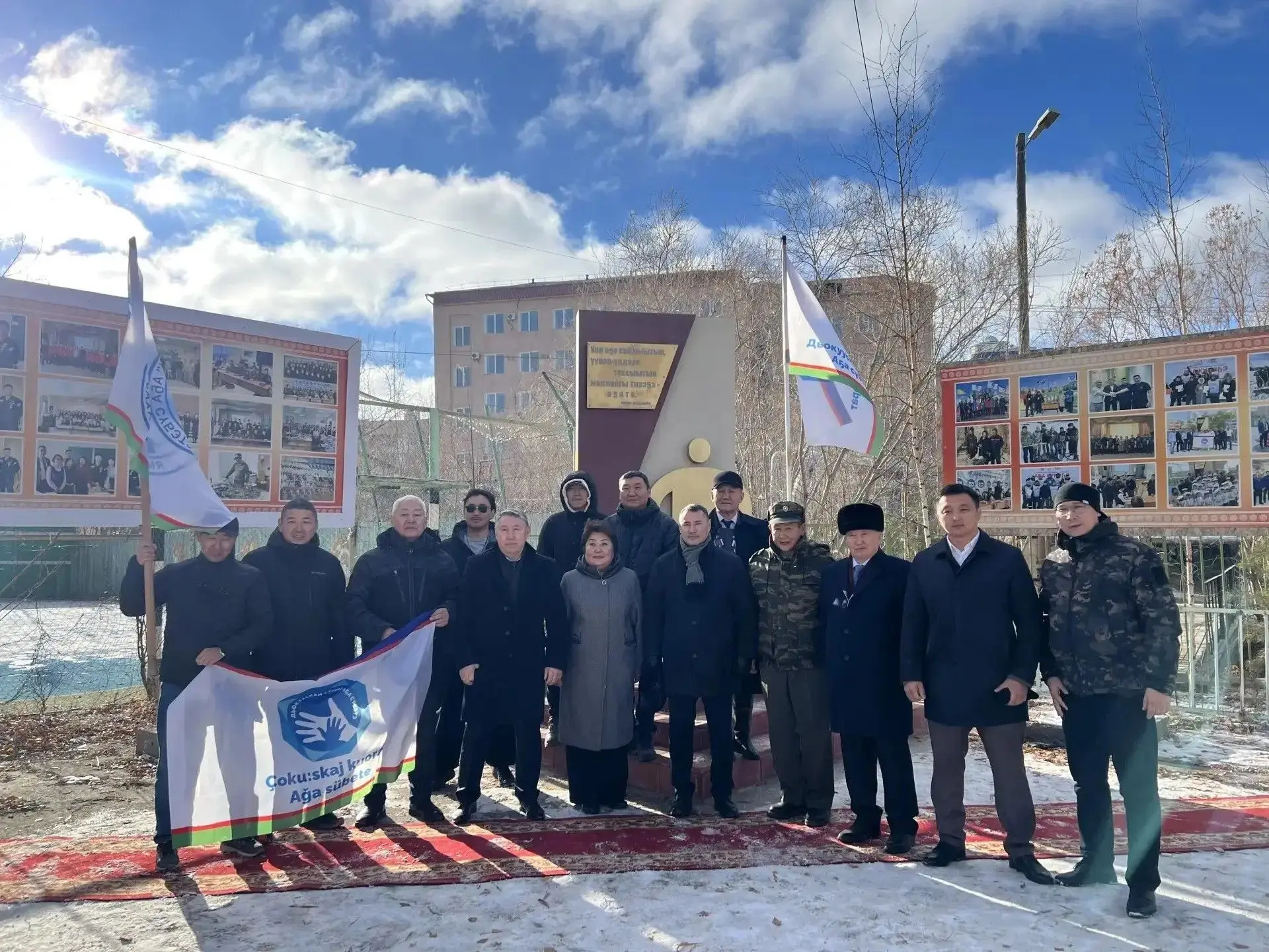 📍 В Якутске возложили цветы к стеле «Отец и сын»