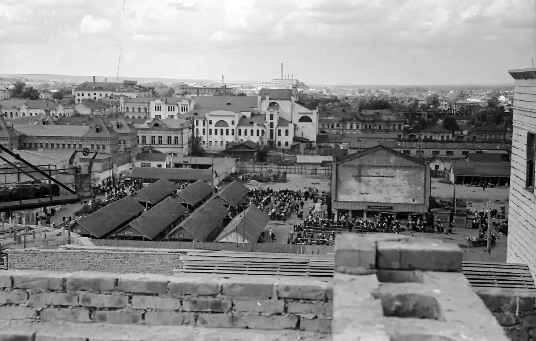 Вид со строящегося Дома Советов на Центральный рынок (1956)