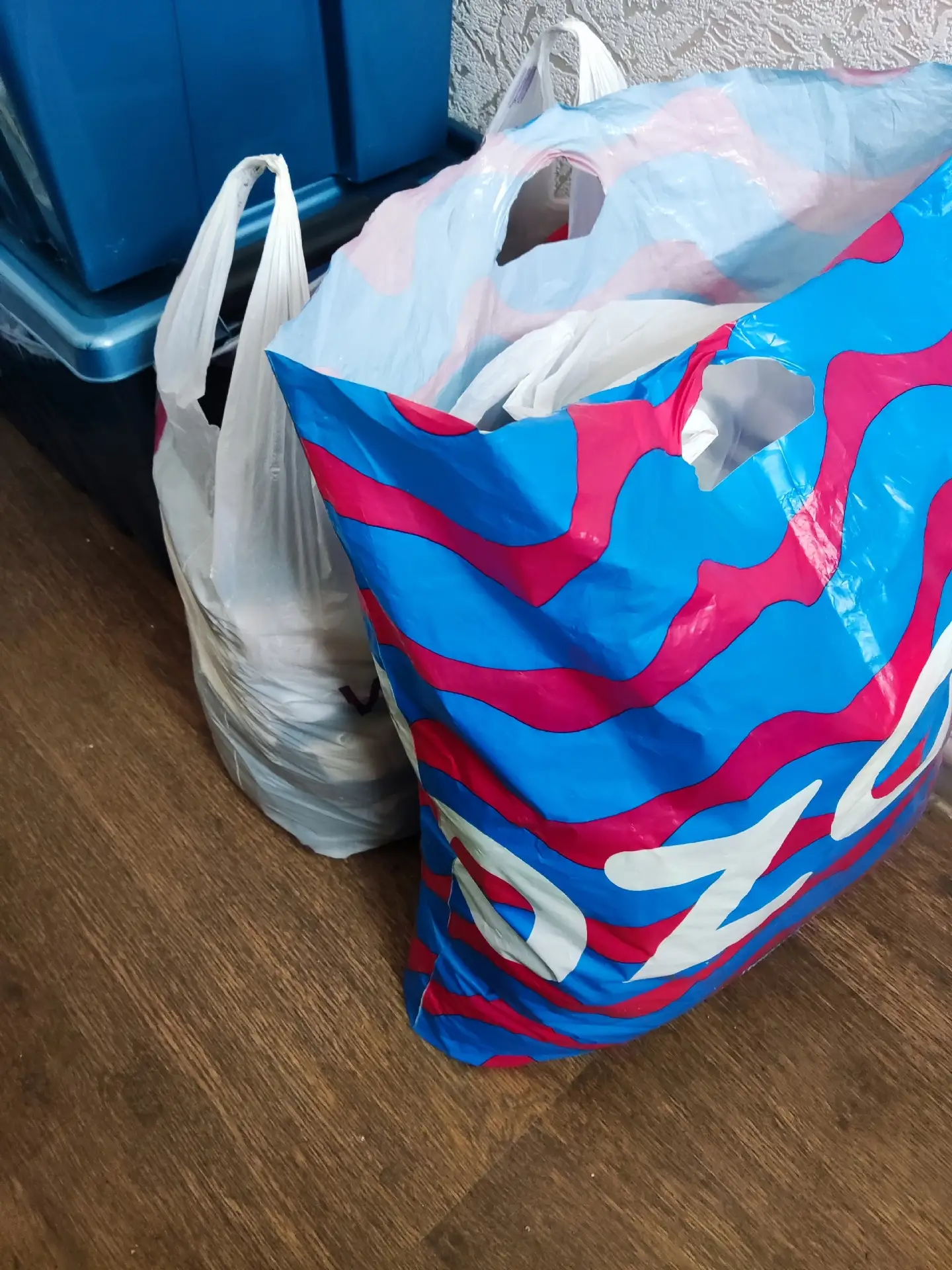 Отдам даром два пакета женских вещей. Размеры с 40 до 44. Джинсы, платья, блузки, юбки ...