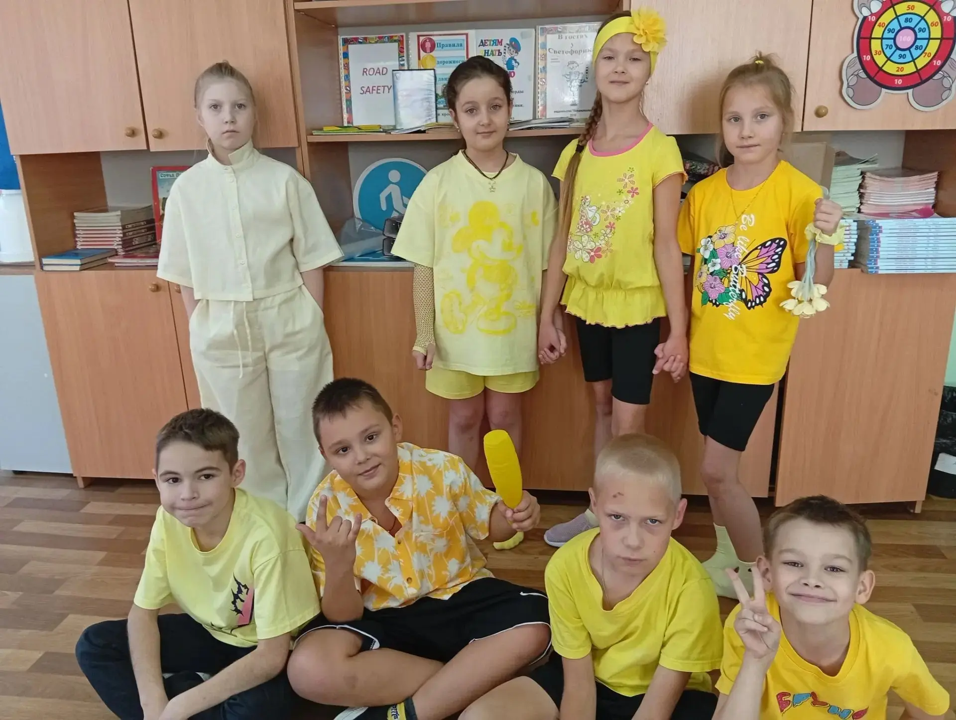 💛 День жёлтого цвета — это неофициальный тематический день, который часто проводят в д...