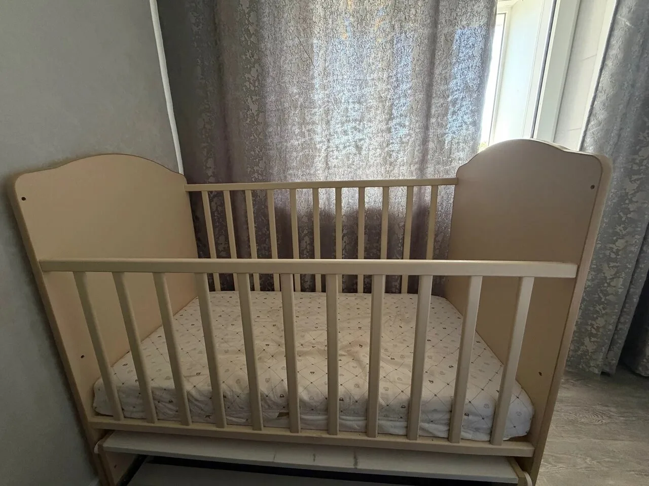 Продам детскую кроватку с матрасом, б/у, 6 000 руб., Донецк, Будённовский район