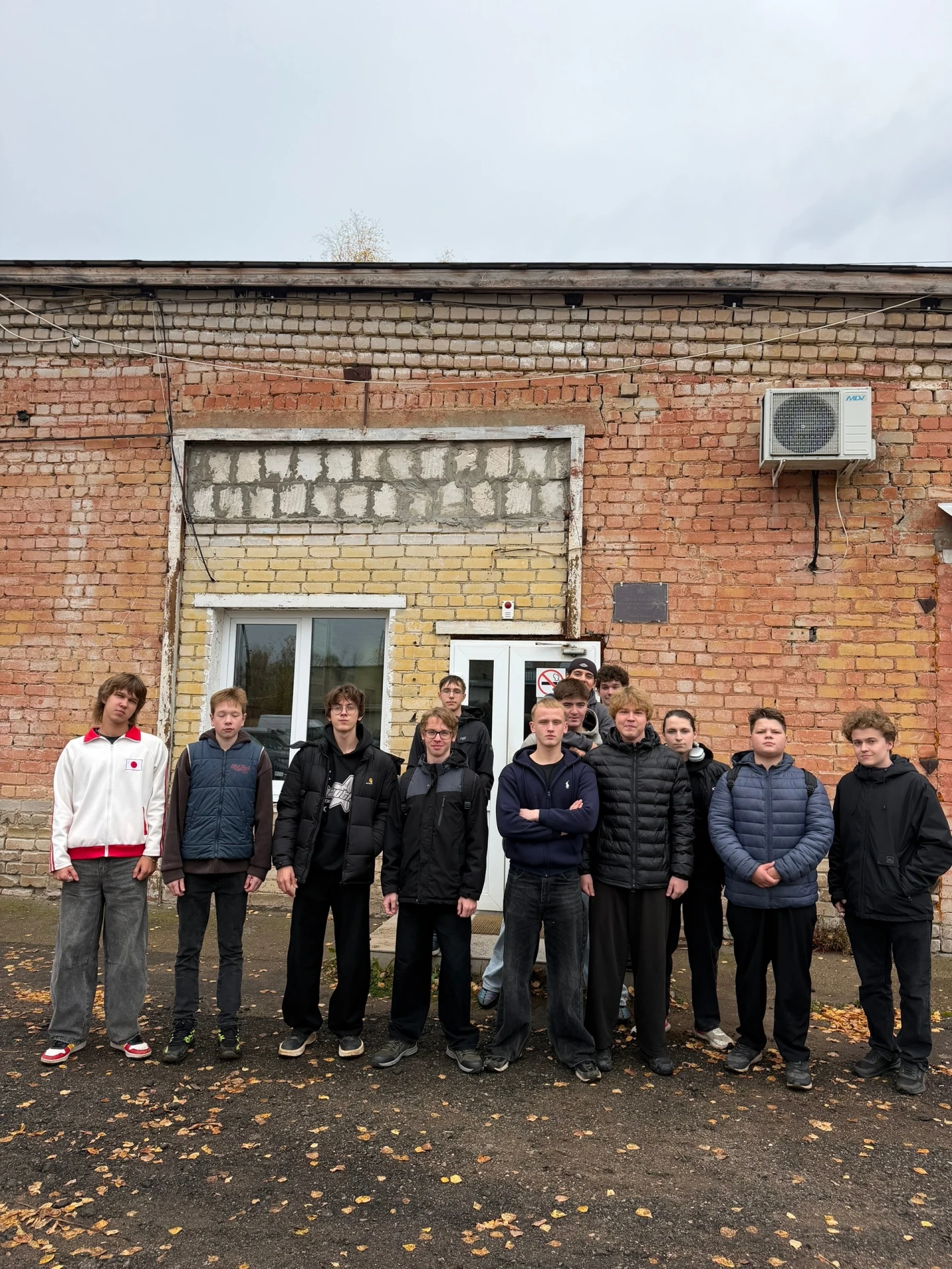 Старшеклассники МБОУ СОШ6 продолжают курс профессиональной подготовки водителей категор...