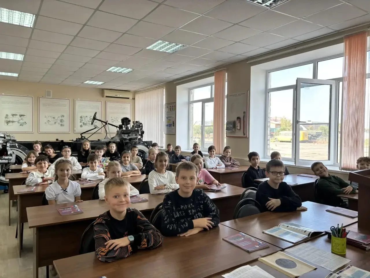 Путешествие в будущее: наши школьники примерили роль водителей! 🚌🚗