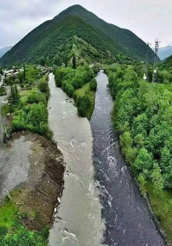 Грузия. Пасанаури. Две реки Арагви Белая и Черная. Их воды никогда не смешиваются.