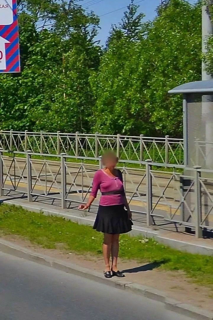 В Петербурге проститутка уже 25 лет стоит на одной и той же точке Петергофского шоссе, ...