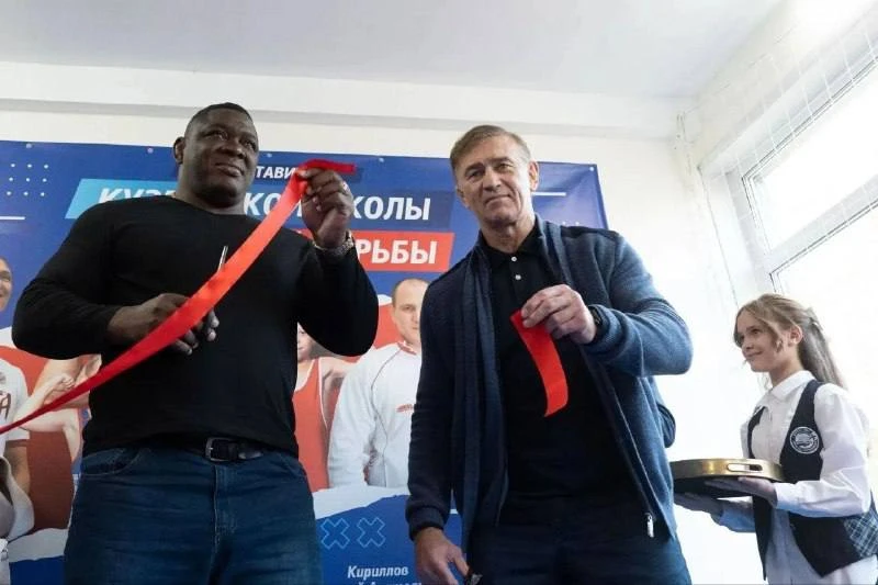 В Кемерове открыли зал вольной борьбы в школе № 31.