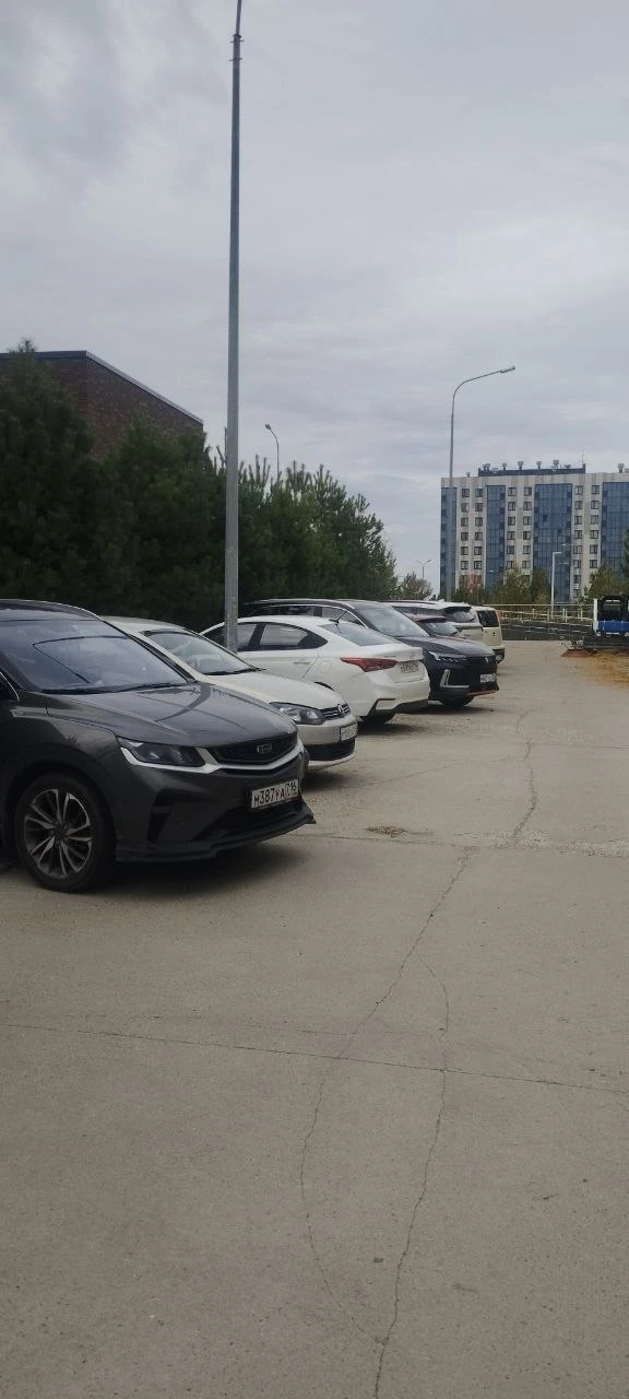 Переставьте пожалуйста машины на гостевую парковку. Надо убрать парковки.