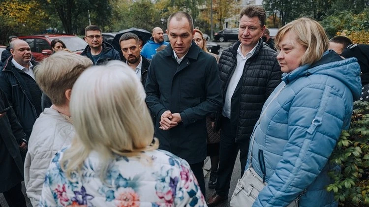 🏠 Руководитель муниципалитета проверил качество ремонта в доме №12