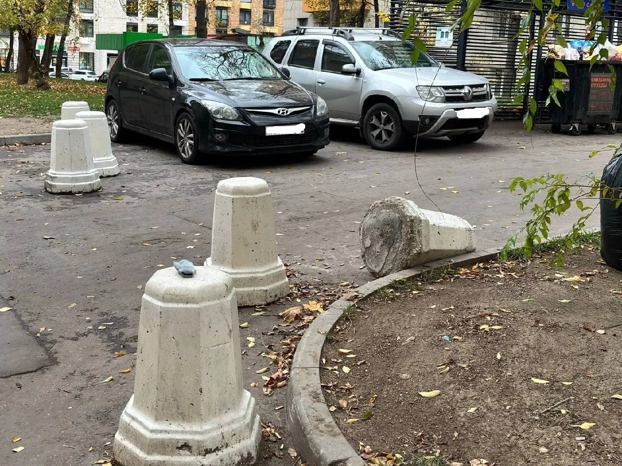 🚗 В Рязанском районе водители убрали бетонный ограничитель ради парковки