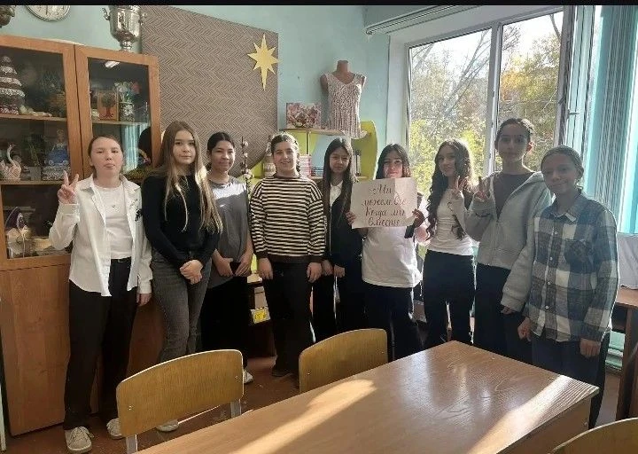 Ученики 7 «В» — настоящие мастера креатива! 🎨 Они подготовили самые дружные плакаты, к...
