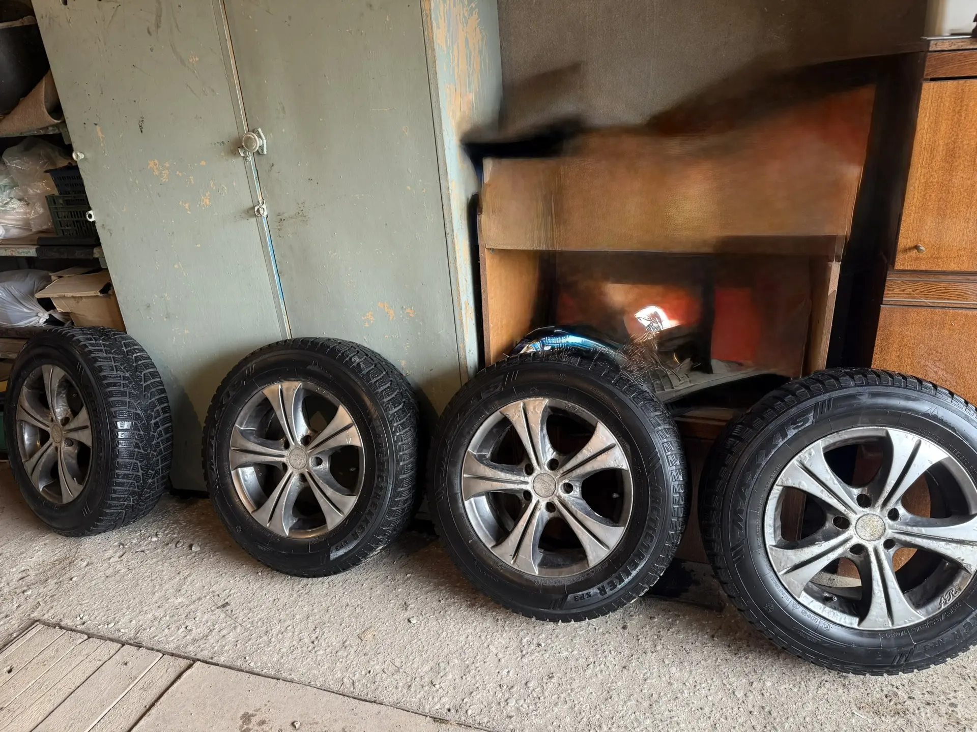 Продам зимние шины в нормальном состоянии . Размер 215/65/ R16 . За 10000,00 с дисками .