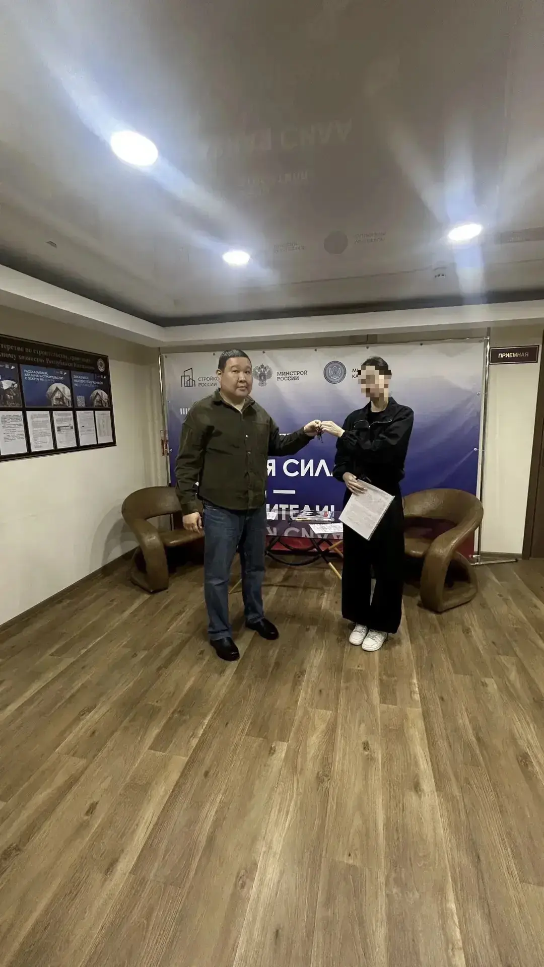 🏠 Минстрой Калмыкии вручил ключи от квартиры ребёнку-сироте.