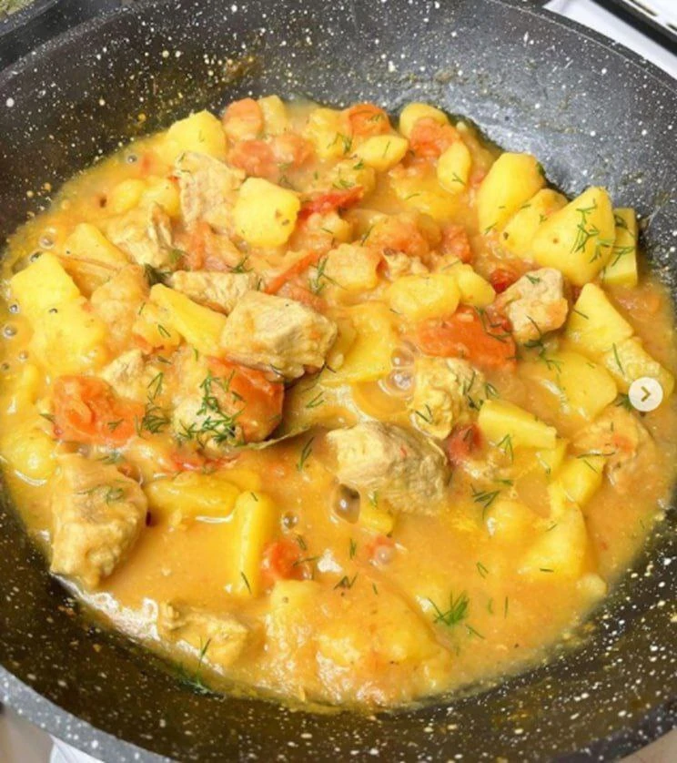 ОБАЛДЕННАЯ КАРТОШКА С МЯСОМ В ОВОЩНОЙ ПОДЛИВЕ