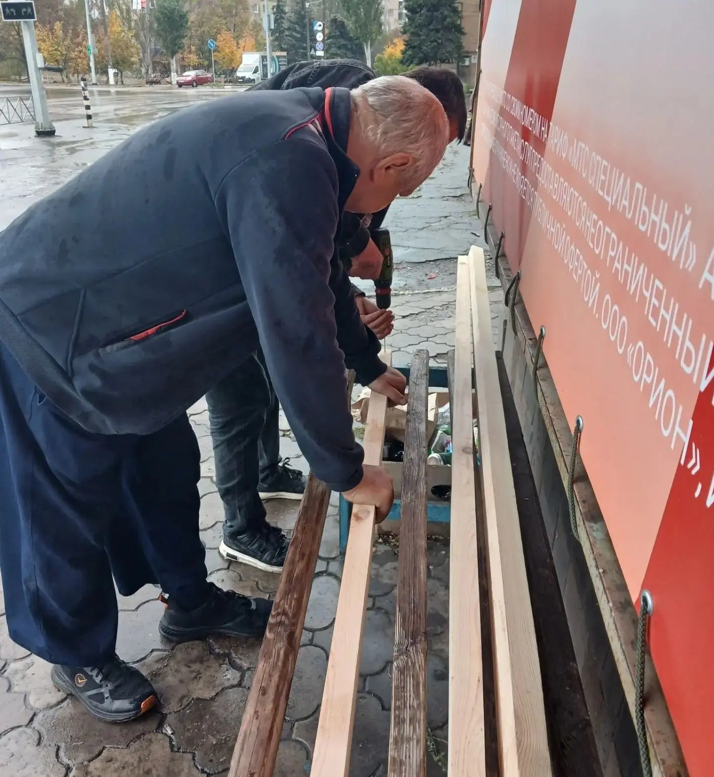 Коммунальщики Снежного продолжают благоустраивать территории общего пользования