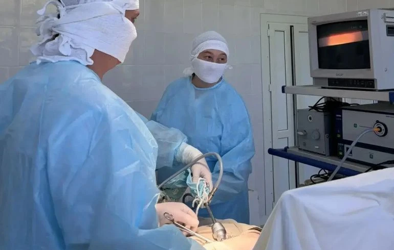 🏥 В Еманжелинской районной больнице хирурги провели лапароскопическую операцию по удал...