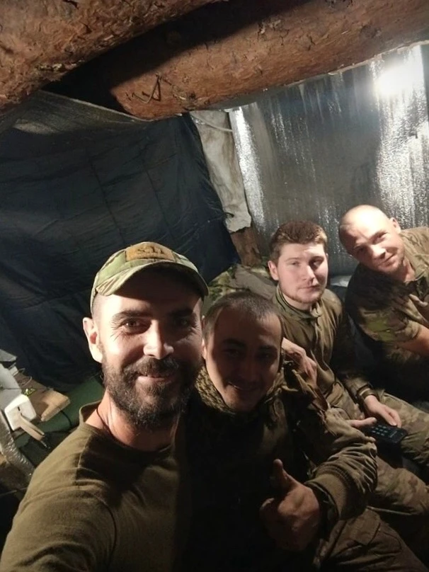 Вчера с похолоданием решили заготовить дрова про запас, натаскали брёвен к землянке, а ...
