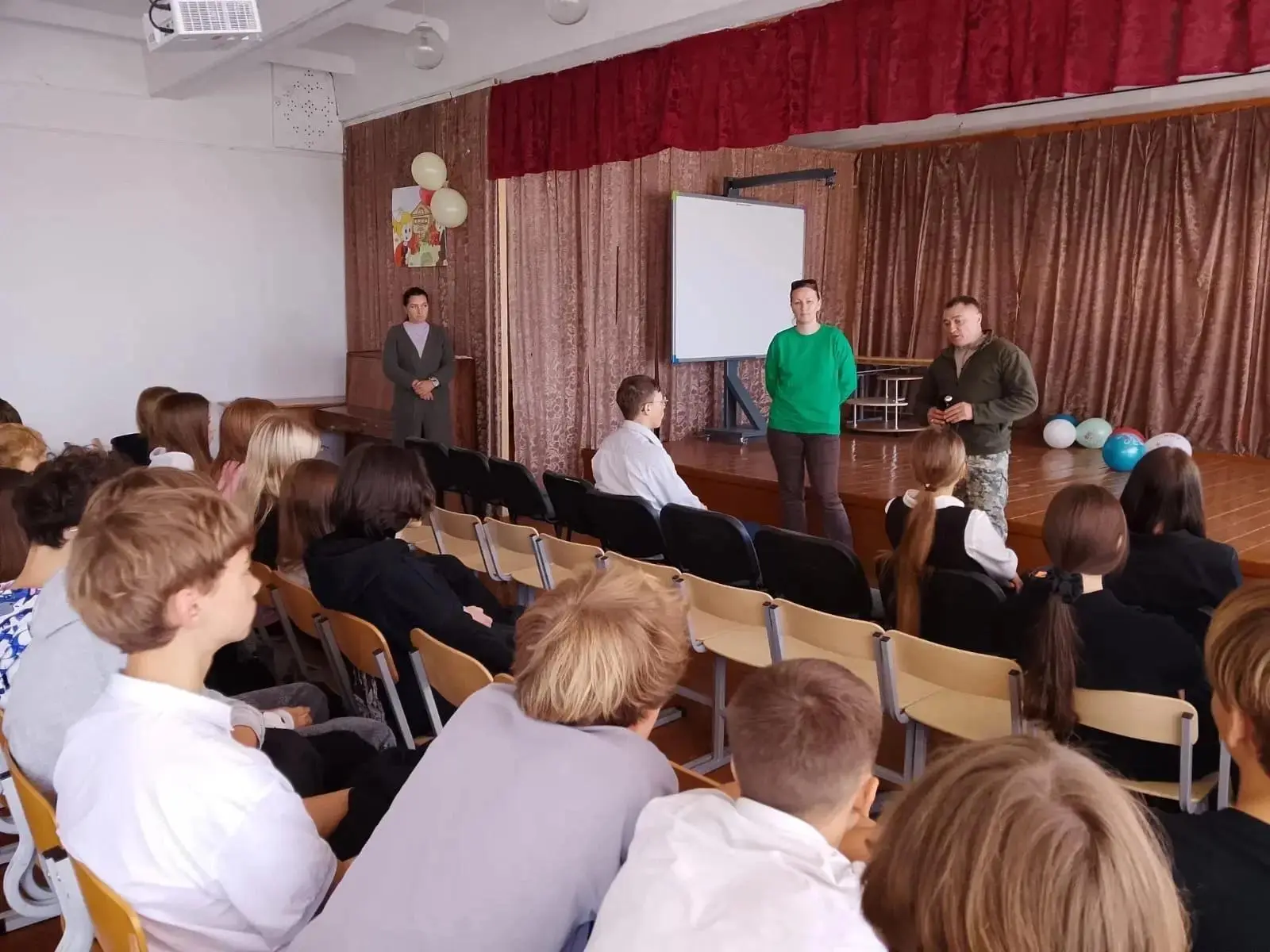 С учениками встретились депутат «Единой России» Алёна Штыбина и участники СВО — разгово...