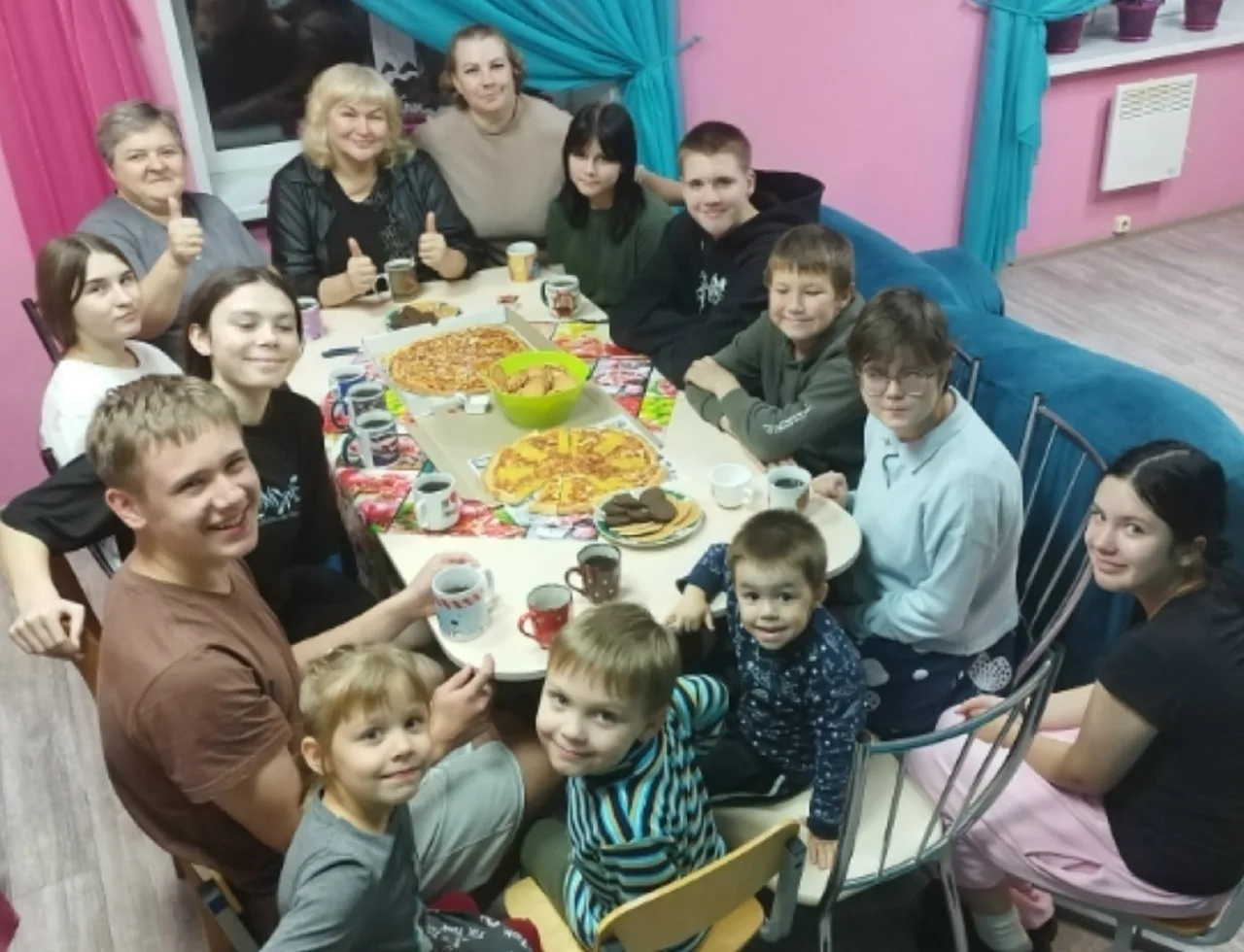 Выпускник с фронта угостил детей пиццей :)