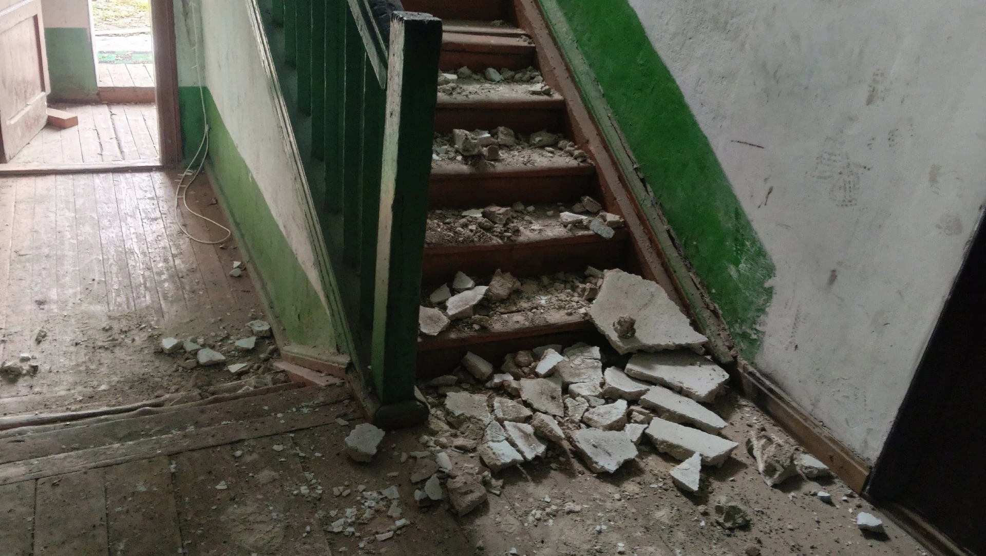 😰Вчера ночью у нас обвалилась часть потолка в подъезде п. Бажова. Около 5 лет, а то и ...