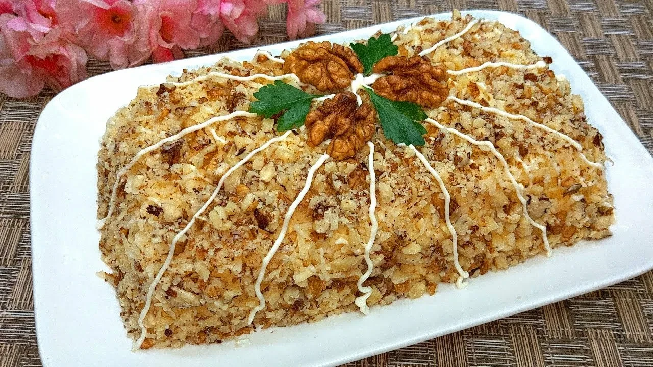 Слоеный салат с говядиной, черносливом и орехом