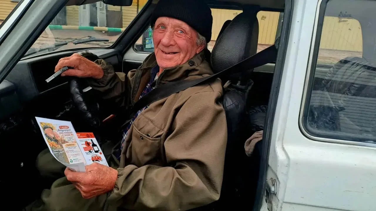 В дни декады пожилых людей в Венгеровском округе автоинспекторы провели полезные встреч...