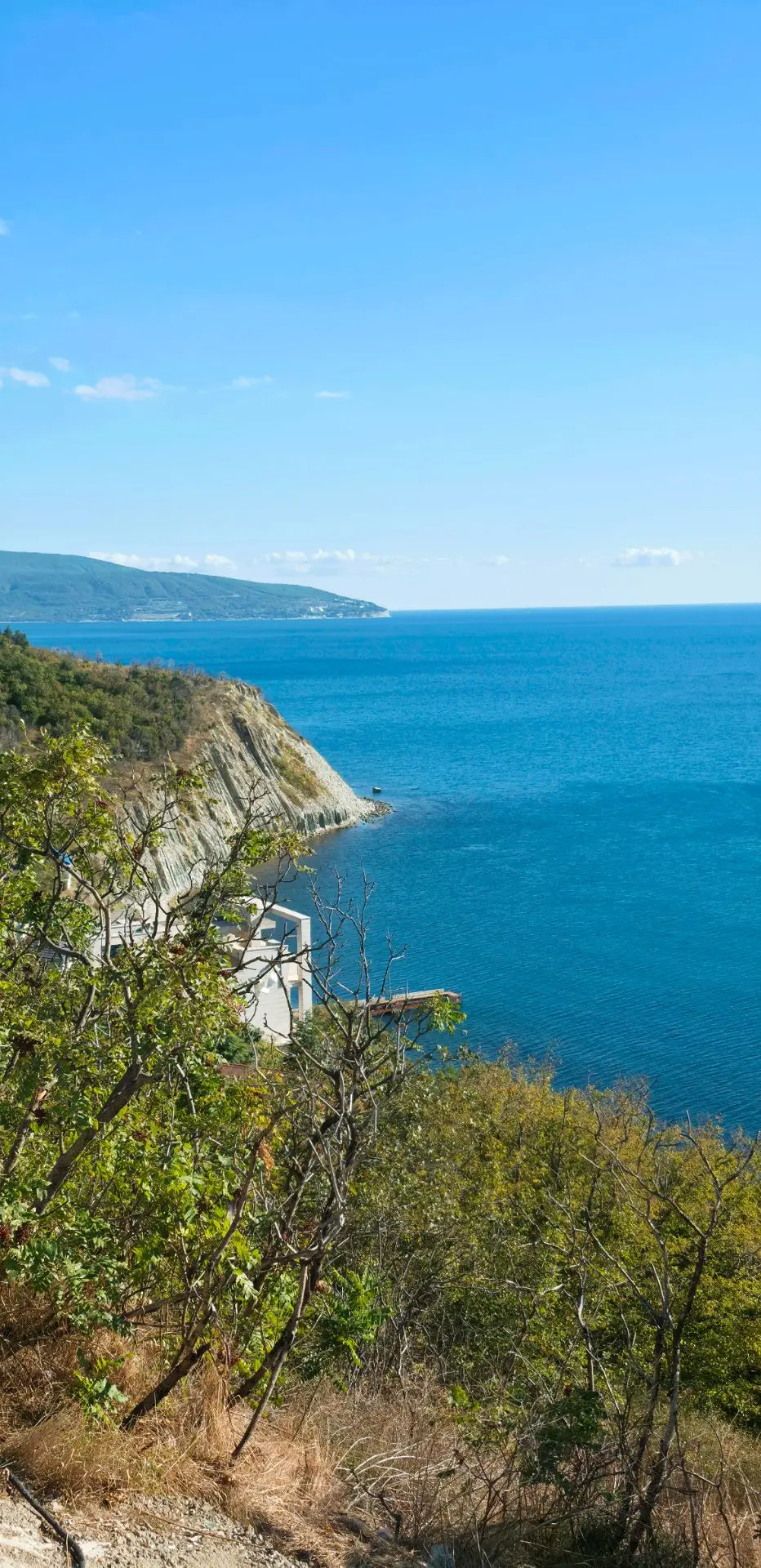 Когда смотришь на море сверху, оно кажется особенно величественным🌊