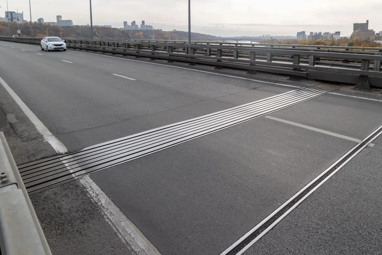 🚧 На метромосту поочерёдно ограничат движение по одной полосе