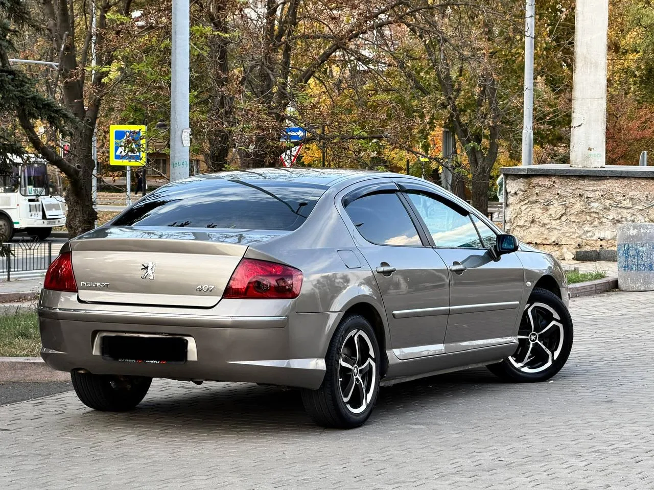 PEUGEOT 407