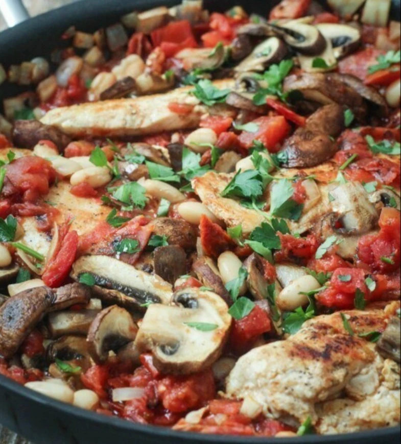 🍗 Курица, запечённая с грибами и томатной пастой — вкусное и диетическое блюдо!