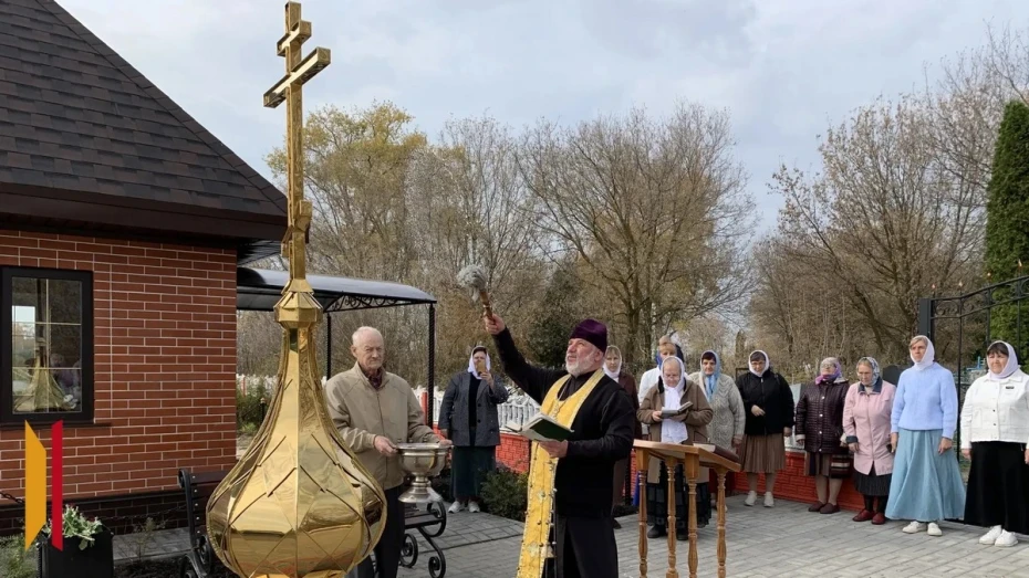 В Панино на старом кладбище освятили накупольный крест новой часовни