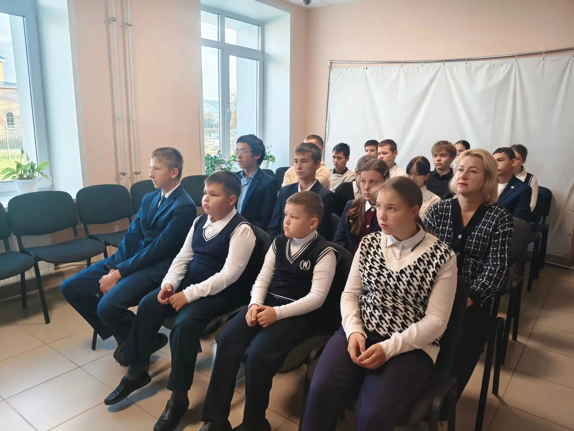 🗓️ Сегодня, 12 октября, в нашей школе прошло очередное занятие цикла «Разговоры о важн...