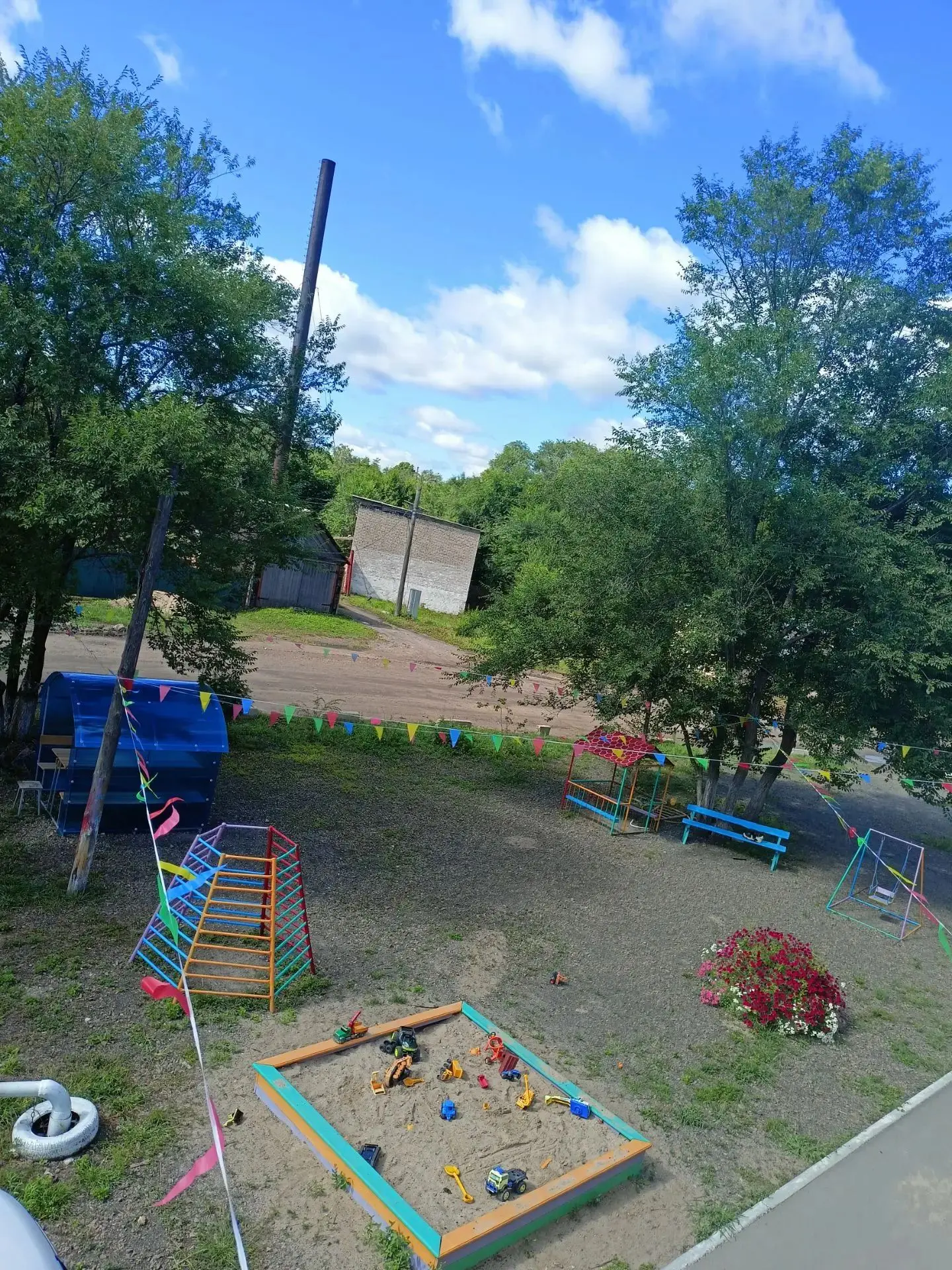 🌟 Грант губернатора ЕАО в действии: в селе Волочаевка благоустроили двор благодаря поб...