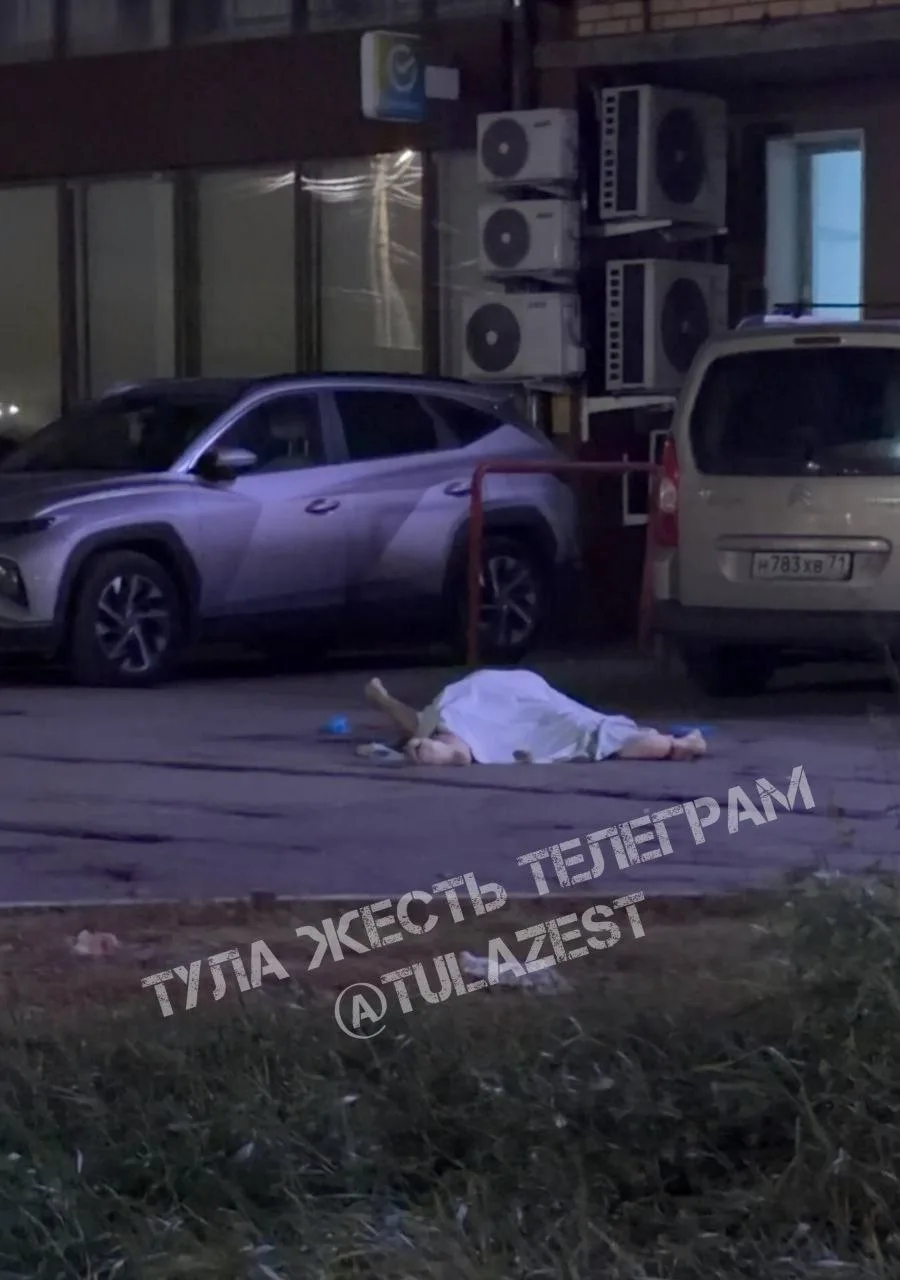 Человек погиб после падения из окна