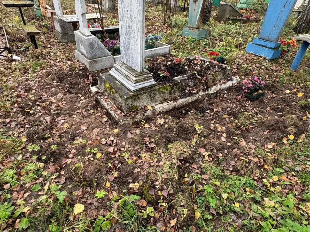 ⚰ На Северном кладбище Перми в 133-м квартале раскопали могилы: земля вывернута вдоль о...