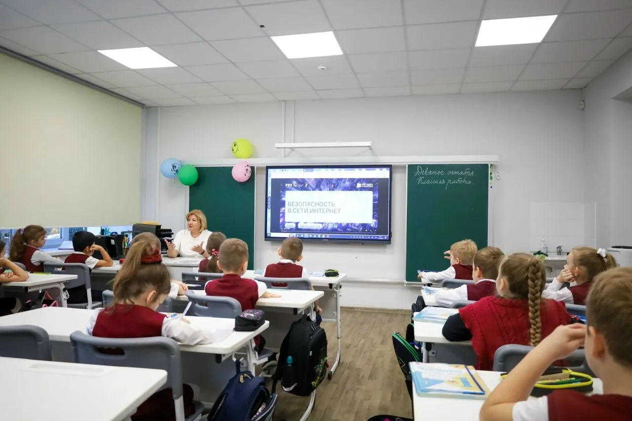 👩‍🏫 В лицее прошел урок «Разговоры о важном» о безопасности в интернете. Младшие клас...