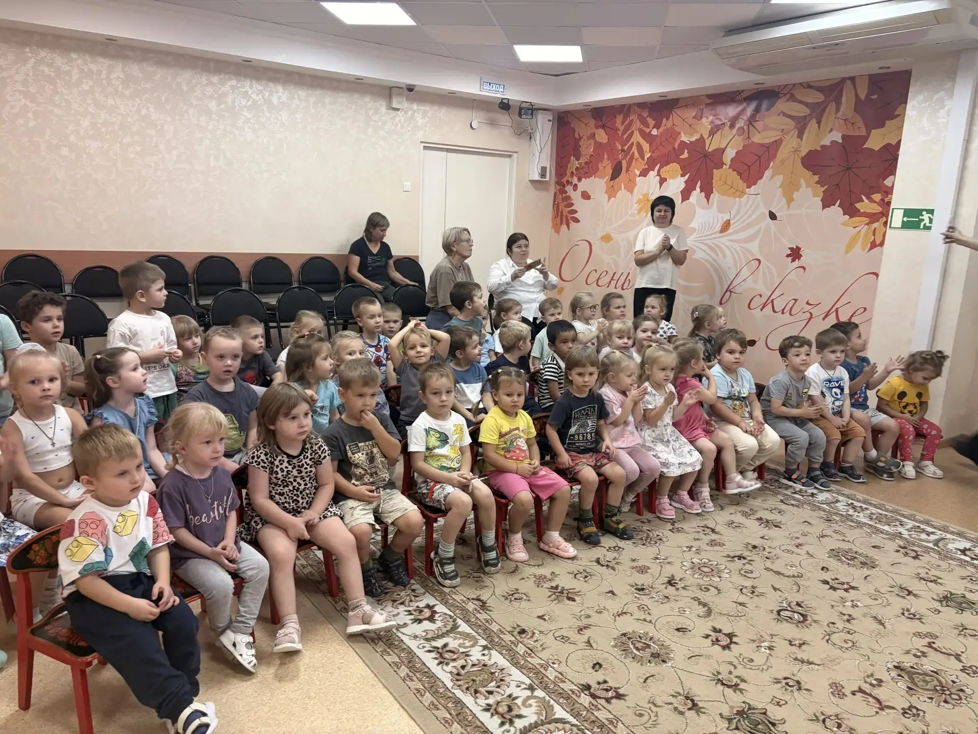 🦊✨ В нашем детском саду прошла сказка «Лисичка со скалочкой»! 🎭
