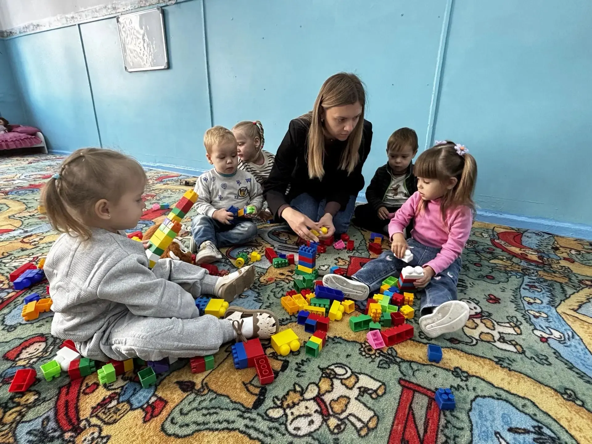 Знакомить детей с основными деталями конструктора LEGO и способом соединения деталей; З...