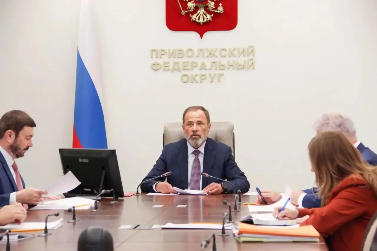 По видеоконференцсвязи принял участие в совещании, которое провел с главами регионов ПФ...