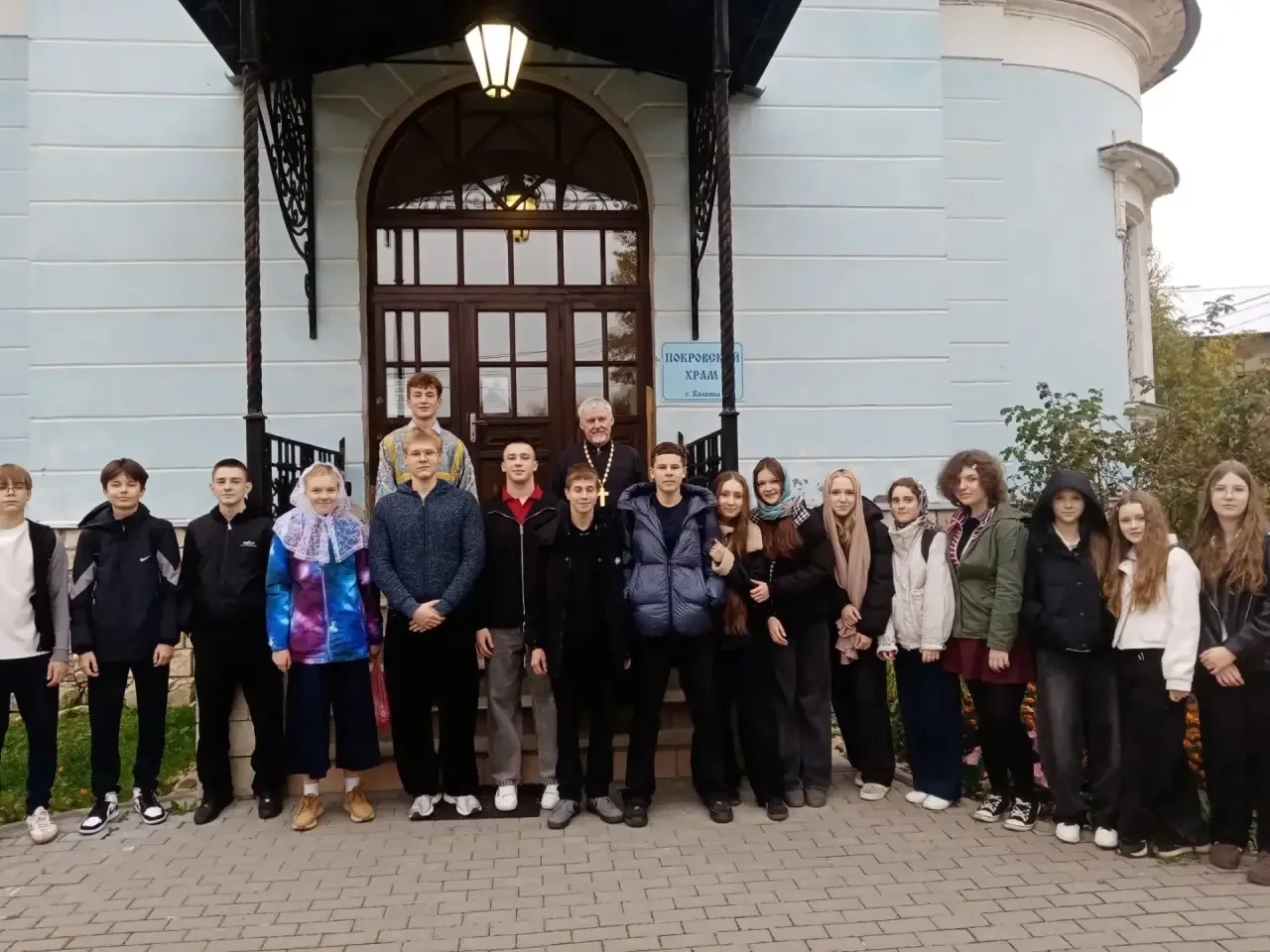 14 октября в православный праздник Покрова Пресвятой Богородицы ученики 9 "Г" и 10 "А" ...