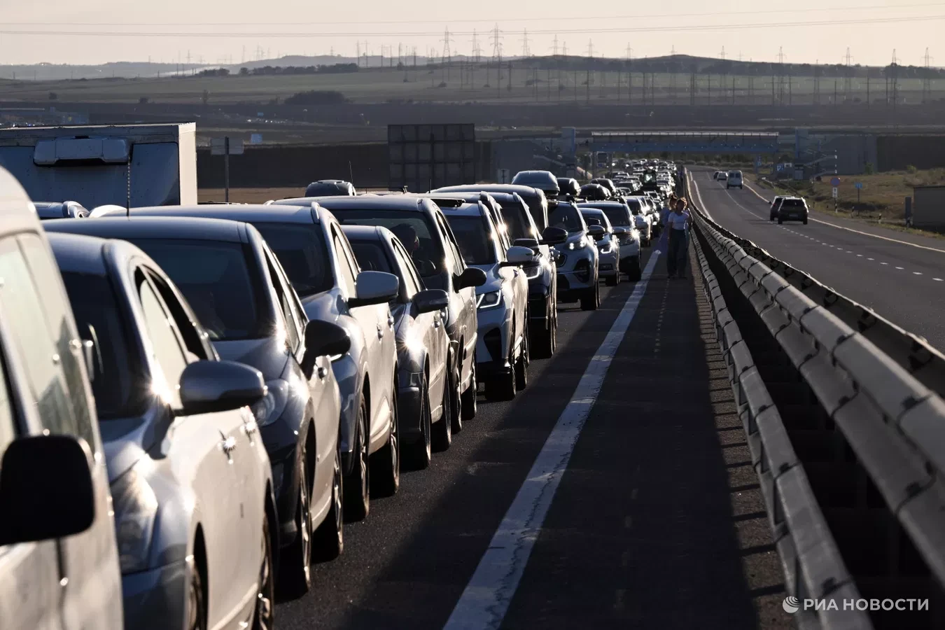 🚗 50 авто стоят в очереди перед Крымским мостом со стороны Керчи.