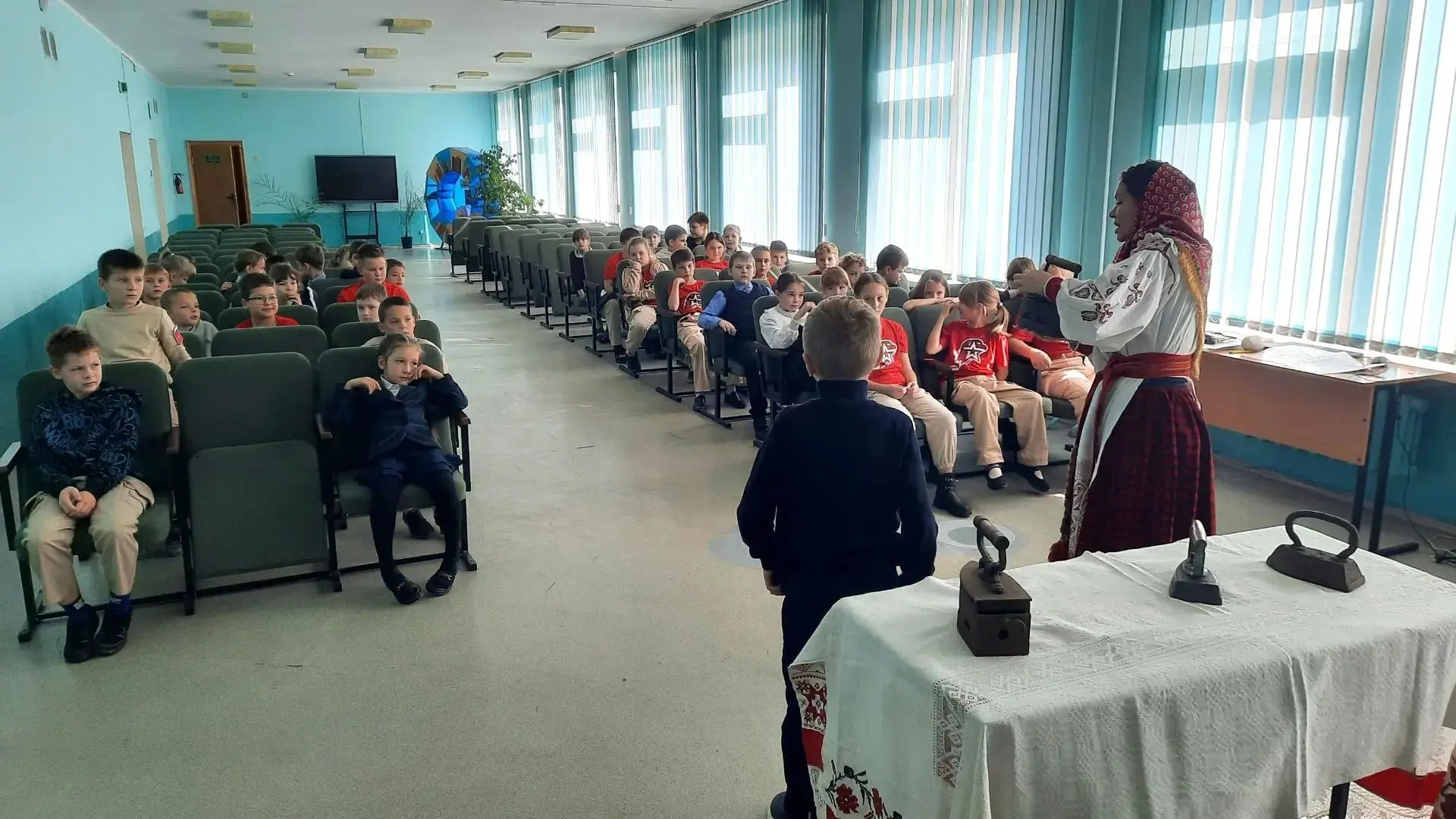 8.10.2026 Копылова Ж.В. провела на фольклорном отделении классный час «Предметы старинн...