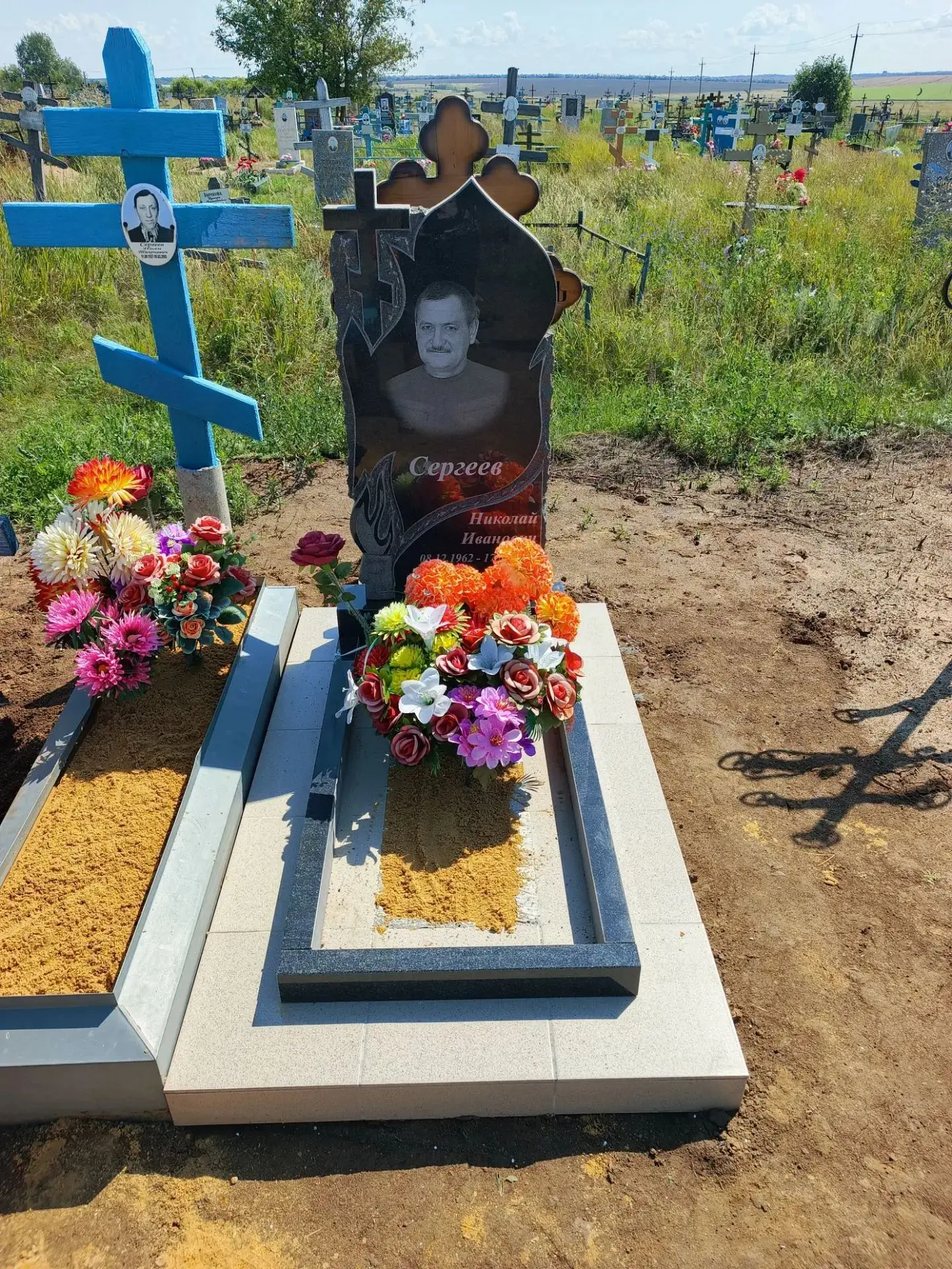 Установка памятника на полиуретановую плиту.
