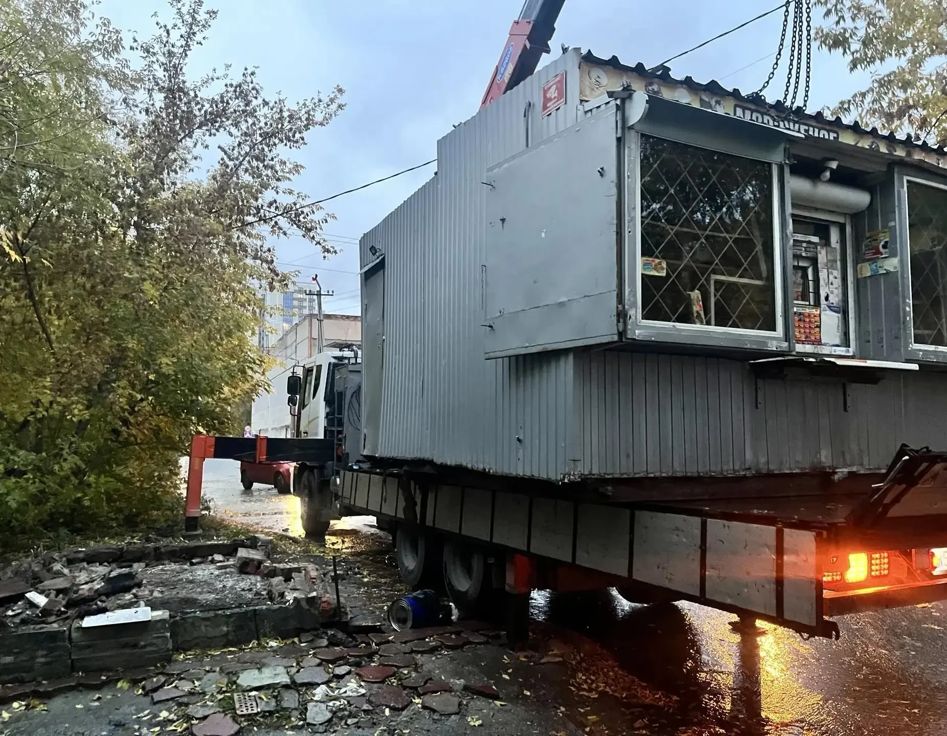 🛠 Незаконные киоски демонтировали с трёх улиц