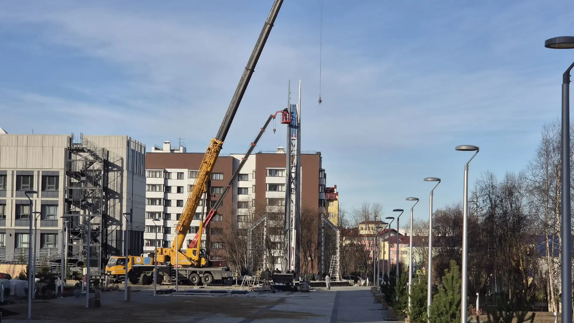 В Салехарде на Площади Победы устанавливают новый монумент, точнее – конструкцию 🔥