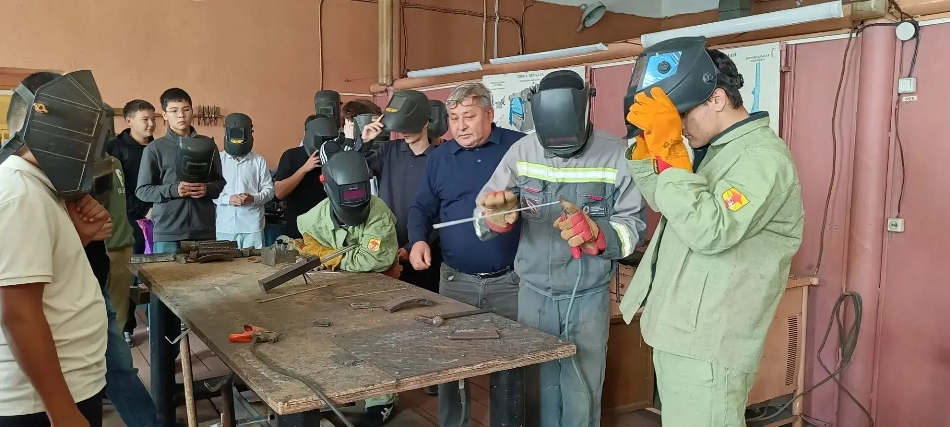 13 октября в Александрово-Гайском политехническом лицее прошел День открытых дверей в м...