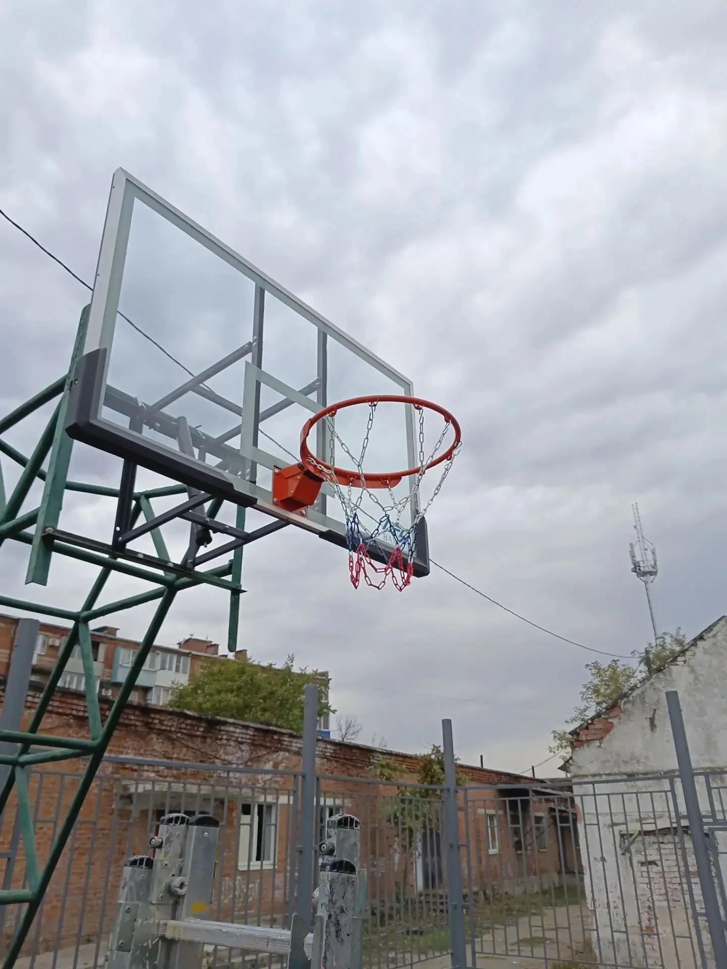 🏀 На спортивной баскетбольной площадке по ул. Пушкина завершены ремонтные работы.